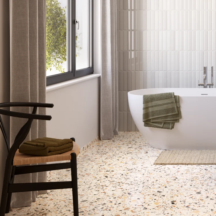 Freistehende Badewanne mit Terrazzo-Fliesen in beige