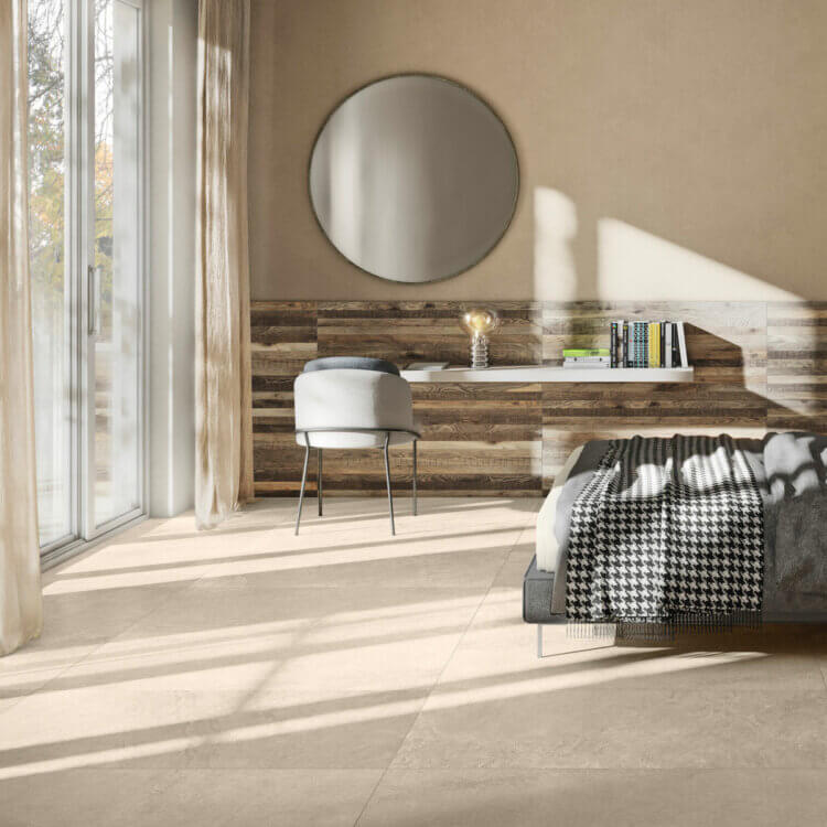 Schlafzimmer mit beiger Fliese Miara in Kombination mit Holz